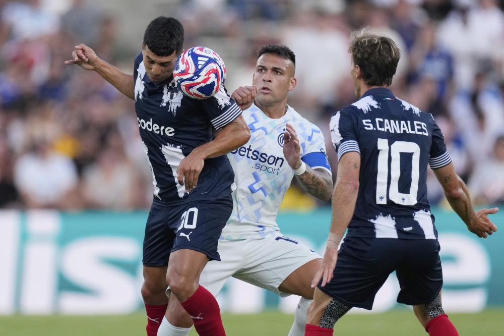 辽宁男篮在CBA杯赛中爆冷输给江苏男篮，外援选择引发争议，球迷对阵容实力和磨合表示不满。